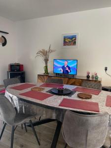 Televízia a/alebo spoločenská miestnosť v ubytovaní Appartement T3 de standing tout équipé