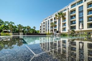 Piscina de la sau aproape de Seaside Luxury Complex and Spa Apartment