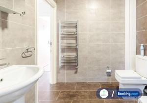 Koupelna v ubytování Modern 2 Bed 2 Bath Apartment Free Parking + 21 fotografií