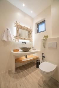 een badkamer met wastafel en toilet bij Naxos Privilege Villas in Agia Anna Naxos