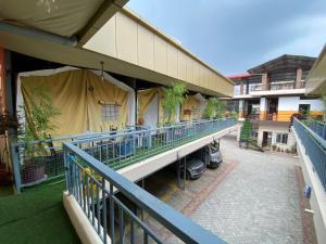 un balcone di un edificio con piante sopra di Kalash Parkaze And Tent Inn a Pokhara