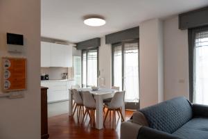 Kuchnia lub aneks kuchenny w obiekcie VILLA FENIX MILANO