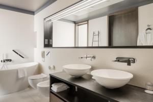 Koupelna v ubytování Hotel Bergs Suites