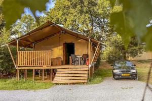 una casa con un coche aparcado delante en Chênefleur, en Tintigny