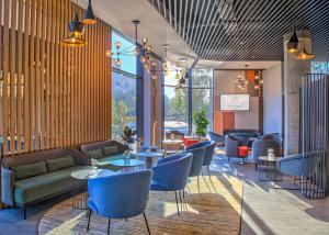Uma área de estar em Focus Hotel Premium Warszawa
