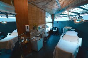 a hospital room with two beds and a desk at Termas El Corazon in San Esteban