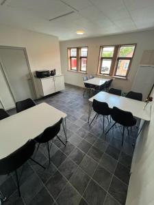 a room with tables and chairs in a classroom at Folsted - Værelse 205 fri parkering in Bindslev +12 photos