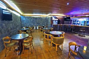 Khu vực lounge/bar tại Termas El Corazon
