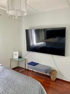 Μια τηλεόραση ή/και κέντρο ψυχαγωγίας στο Cozy Holiday Apartment with Sauna & Outside Jacuzzi