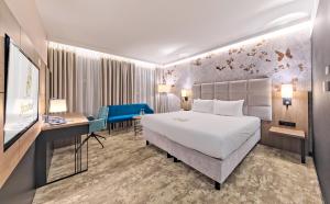 Cama ou camas em um quarto em Focus Hotel Premium Warszawa