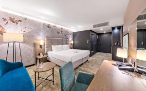 Cama ou camas em um quarto em Focus Hotel Premium Warszawa