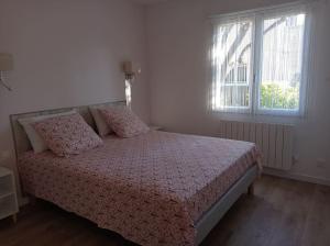 Ένα ή περισσότερα κρεβάτια σε δωμάτιο στο Petite maison dans un écrin de verdure