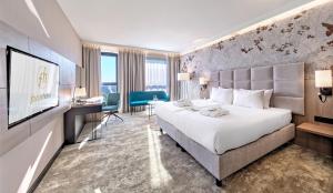 Cama ou camas em um quarto em Focus Hotel Premium Warszawa