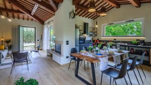 a kitchen and dining room with a table and chairs at VILLINO LE MOIE 4&2, Emma Villas in Fermo