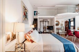 ein Schlafzimmer mit einem Bett und ein Wohnzimmer in der Unterkunft La scala verde in Ragusa