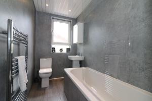 Koupelna v ubytování Signature - Gartlea House + 24 fotografií