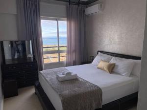 Ένα ή περισσότερα κρεβάτια σε δωμάτιο στο Appartement 3pieces en pleine corniche de Tanger