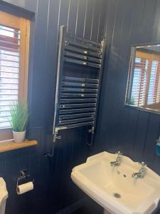 Bilik mandi di Crescent Cottage, sleeps 8, pet friendly