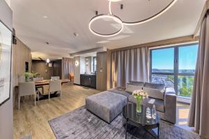 Uma área de estar em Focus Hotel Premium Warszawa