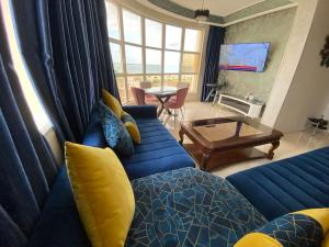 Μια τηλεόραση ή/και κέντρο ψυχαγωγίας στο Appartement 3pieces en pleine corniche de Tanger