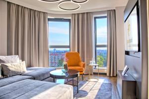 Uma área de estar em Focus Hotel Premium Warszawa