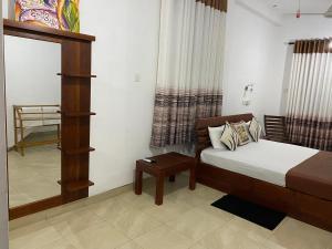 niewielka sypialnia z łóżkiem i oknem w obiekcie Why Not Palace w mieście Anuradhapura