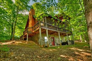 Gallery image of Aska Sunrise - Mountain View Cabin Rental in Aska Adventure Area - Stunning Mountain Views, Pet-friendly, Hot Tub, Game Room, J in Blue Ridge