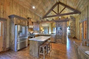 cocina con paredes de madera y techo de madera en Breakaway Ridge Luxury Cabin - 5 Minutes Downtown, en Blue Ridge
