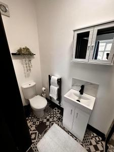 Gallery image of Large Private en-suite Rooms, Town Centre self check-in in Barnsley +10 photos