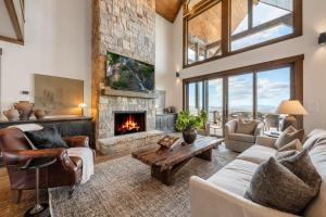 ein Wohnzimmer mit einem Kamin und Sofas in der Unterkunft Blue Run Cabin - Luxury Retreat Blue Ridge Heights - Hot Tub, Movie Theater, Game Room, Fire Pit, Mountain Views - Blue Ridge, G in Blue Ridge