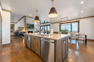 eine offene Küche und ein Wohnzimmer mit einem Esszimmer in der Unterkunft Blue Run Cabin - Luxury Retreat Blue Ridge Heights - Hot Tub, Movie Theater, Game Room, Fire Pit, Mountain Views - Blue Ridge, G in Blue Ridge