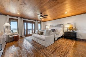 ein Schlafzimmer mit einem Bett, einer Couch und einem Tisch in der Unterkunft Blue Run Cabin - Luxury Retreat Blue Ridge Heights - Hot Tub, Movie Theater, Game Room, Fire Pit, Mountain Views - Blue Ridge, G in Blue Ridge