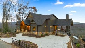 ein großes Haus mit einem Gameradach in der Unterkunft Blue Run Cabin - Luxury Retreat Blue Ridge Heights - Hot Tub, Movie Theater, Game Room, Fire Pit, Mountain Views - Blue Ridge, G in Blue Ridge