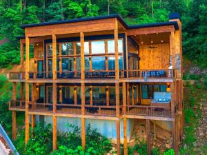 una gran casa de madera con muchas ventanas en Capstone - Modern Luxury Cabin Full Mountain View, en Blue Ridge