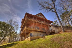una grande casa in legno su una collina con alberi di Blue Jay Cabin - Mountain Tops Community a Blue Ridge