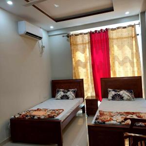 Postel nebo postele na pokoji v ubytování Savul Inn Guest House - Faisal Town near Islamabad International Airport and Motorway + 39 fotografií
