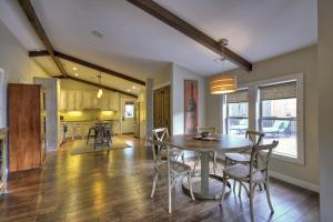 Imagine din galeria proprietății Main Street Cottage - Downtown Blue Ridge - Experience Downtown Living, Cozy King Bed, Full Kitchen, Comfortable Living Room în Blue Ridge +16 fotografii