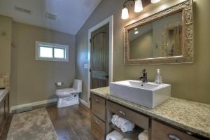 O baie la Main Street Cottage - Downtown Blue Ridge - Experience Downtown Living, Cozy King Bed, Full Kitchen, Comfortable Living Room