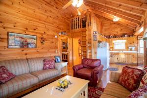 Kuchyň nebo kuchyňský kout v ubytování Hog Heaven - Cherry Log GA - Pet Friendly Cabin