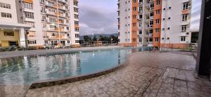Bazén v ubytování Tn'J Homestay Condominium Kinarut, Papar nebo v jeho okolí