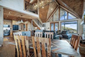 cocina y sala de estar con mesa grande y sillas en Mountain Air - Luxury Mountain View Cabin, en Blue Ridge