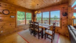 Fotografie z fotogalerie ubytování Pinecrest Lodge - Views in Aska Adventure Area v destinaci Blue Ridge