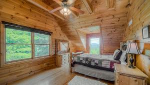 Postel nebo postele na pokoji v ubytování Pinecrest Lodge - Views in Aska Adventure Area