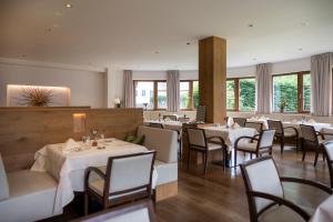 Restaurant o un lloc per menjar a Artnatur Dolomites Hotel & Spa