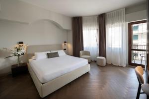 Letto o letti in una camera di Hotel Carlton