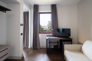 TV a/nebo společenská místnost v ubytování Hotel Carlton