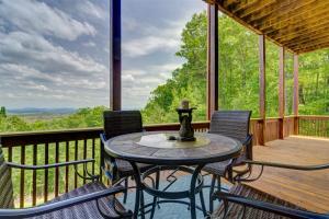 Μπαλκόνι ή βεράντα στο Sky Ridge - Blue Ridge GA Cabin