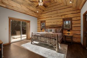 Ένα ή περισσότερα κρεβάτια σε δωμάτιο στο The Peaceful Meadow Cabin - Nature Views, Hot Tub, Fire Pit, Gas Fire Table, Cornhole, Privacy - Morganton, GA