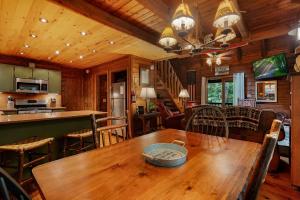 Μια τηλεόραση ή/και κέντρο ψυχαγωγίας στο Tuckaway Cave - Cabin on Fightingtown Creek - Mountain Surroundings, Hot Tub, Firepit, Private Access To Fightingtown Creek, Wat