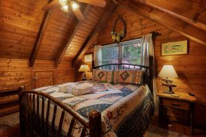 Ένα ή περισσότερα κρεβάτια σε δωμάτιο στο Tuckaway Cave - Cabin on Fightingtown Creek - Mountain Surroundings, Hot Tub, Firepit, Private Access To Fightingtown Creek, Wat